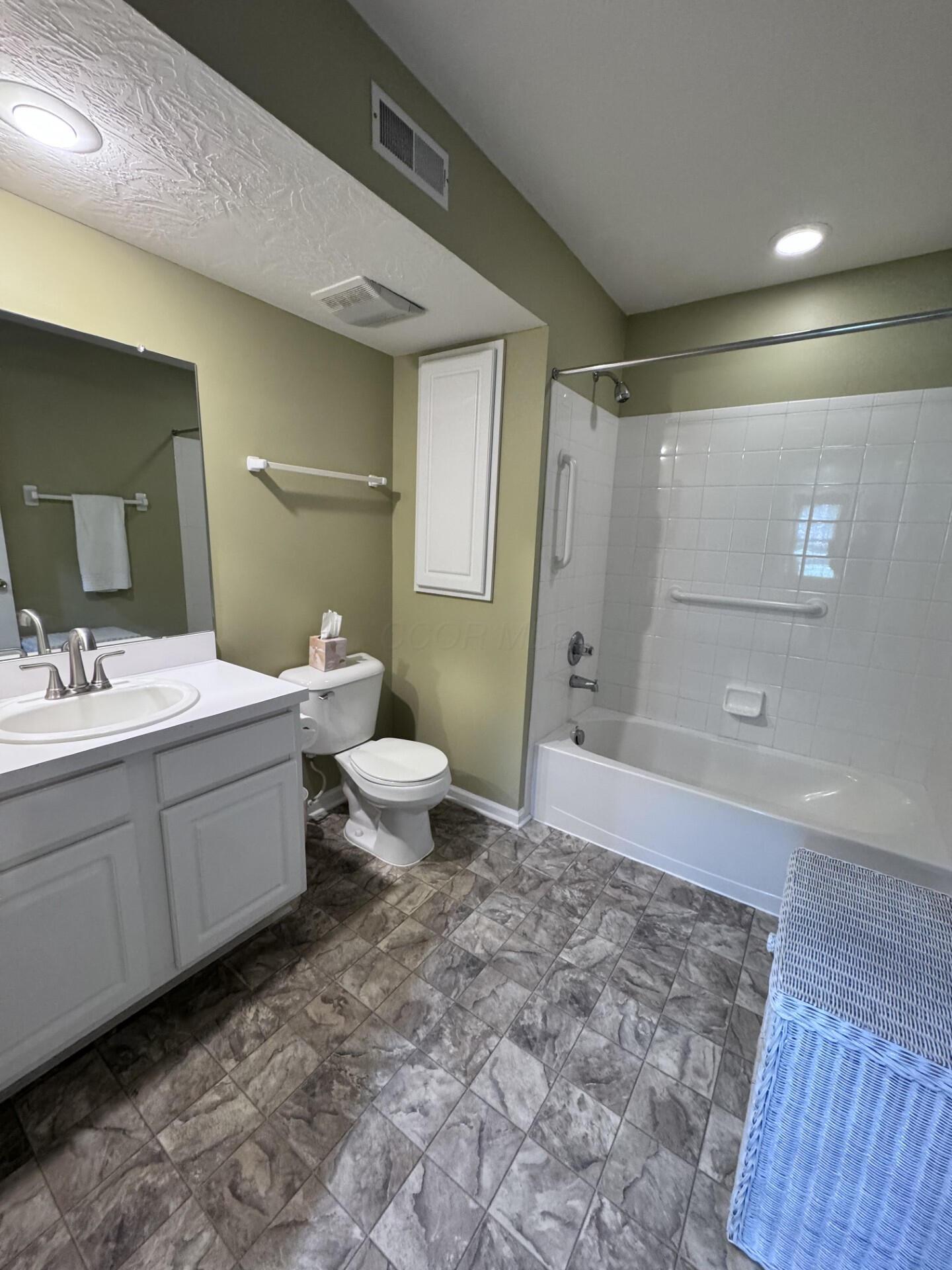 412 Charles Spring Drive Powell, OH 43065 - Photo 18 of 25 2nd full bath, 1st level