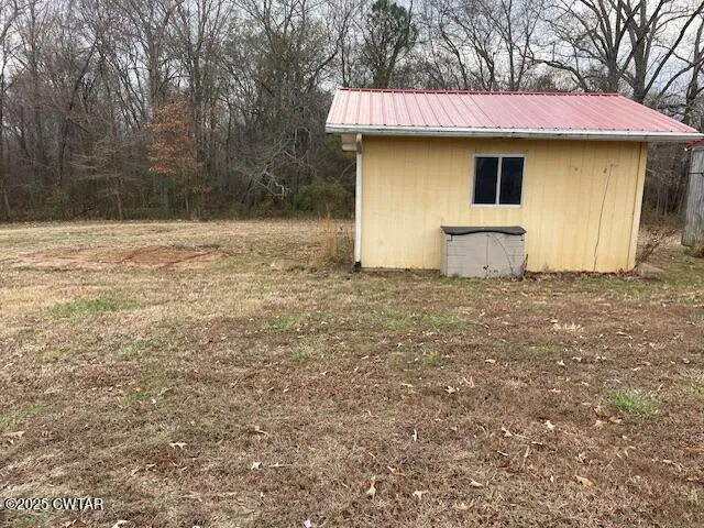 a view of a house with backyard