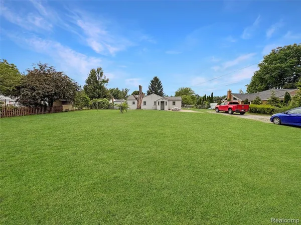 $290,000 | 615 Senecal Street, Fenton, MI 48430