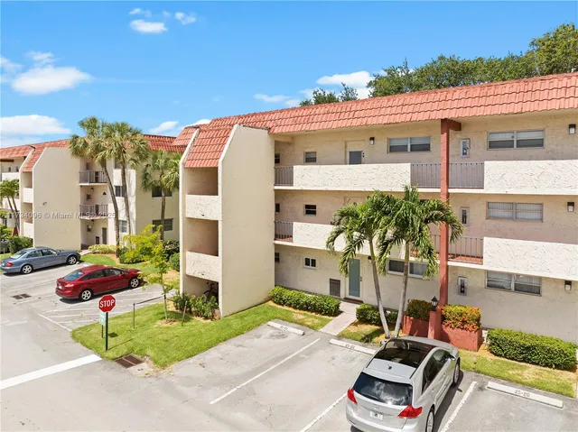 $2,800 | 711 South Hollybrook Drive, Unit 109, Pembroke Pines, FL 33025