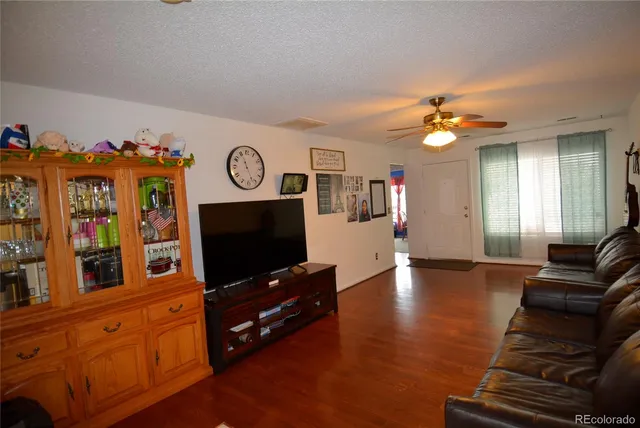 a view of a livingroom with furniture