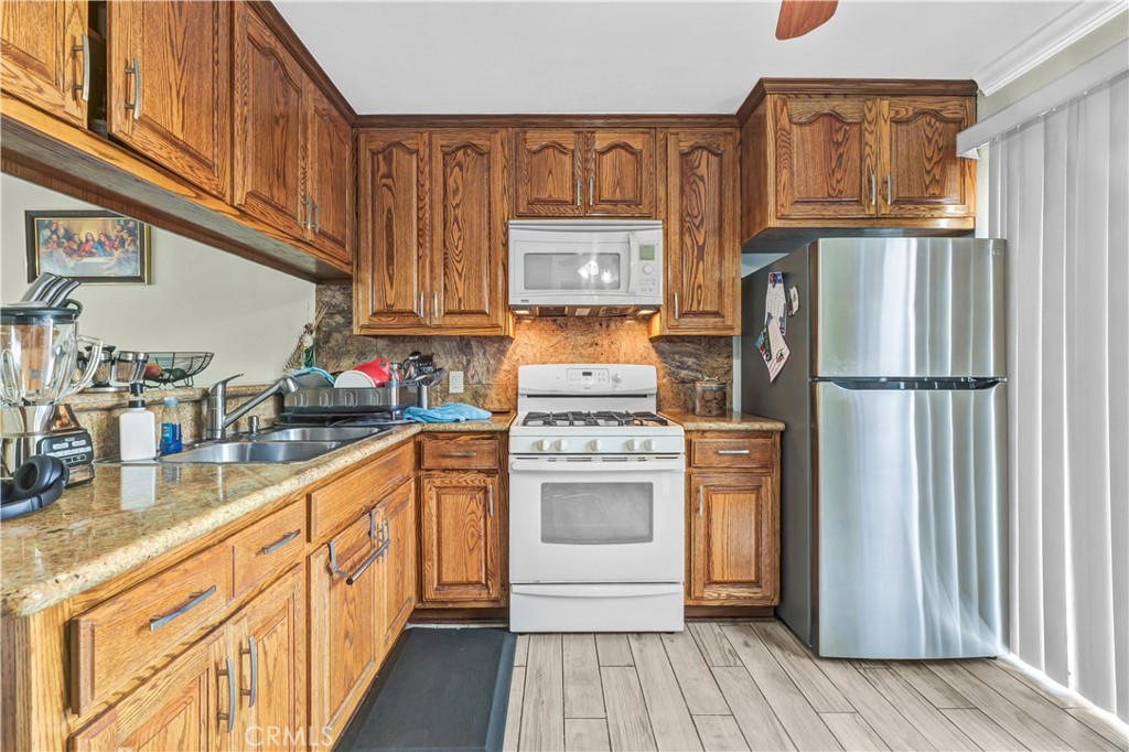 16825 Passage Paramount, CA 90723 - Photo 12 of 28