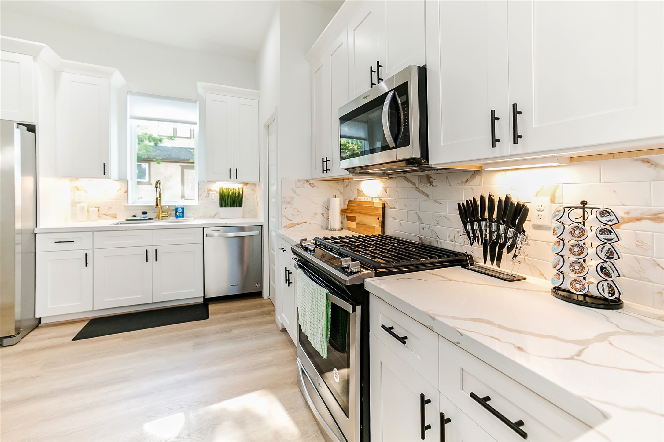 4303 Chester Street Houston, TX 77007 - Photo 33 of 46 Fully equipped kitchen
