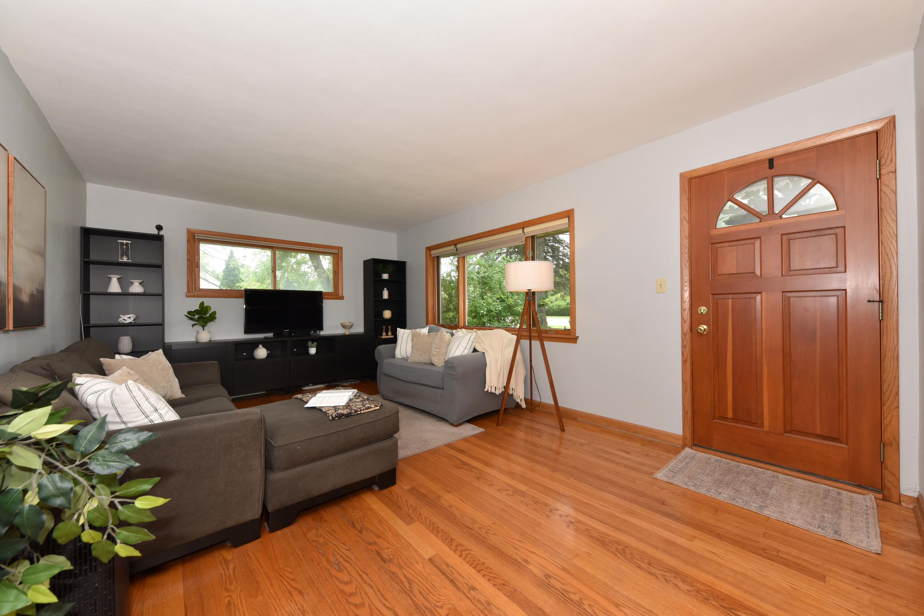 W156 N8028 Pilgrim Road Menomonee Falls, WI 53051 - Photo 2 of 30 Living room