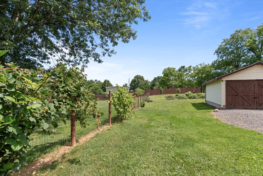 78 Oak Grove Road Austinville, VA 24312 - Photo 26 of 36 Gallery Image 26