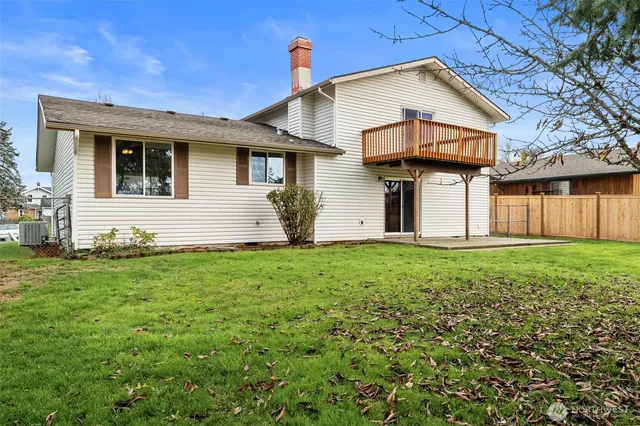 a view of a house with yard