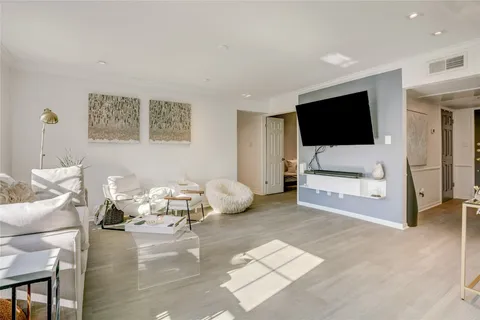 $225,000 | 355 North Post Oak Lane, Unit 842, Houston, TX 77024
