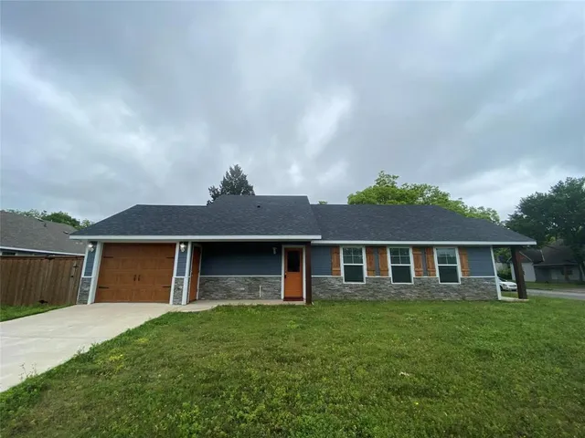 $1,525 | 1004 South Armstrong Avenue, Denison, TX 75020