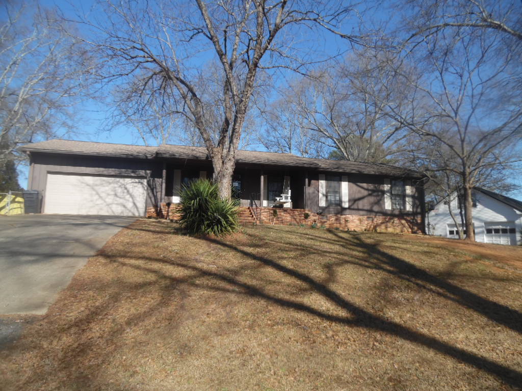 1207 Williamsburg Drive Anderson, SC 29621 - Photo 2 of 13 This charming home offers a spacious garage and inviting curb appeal.