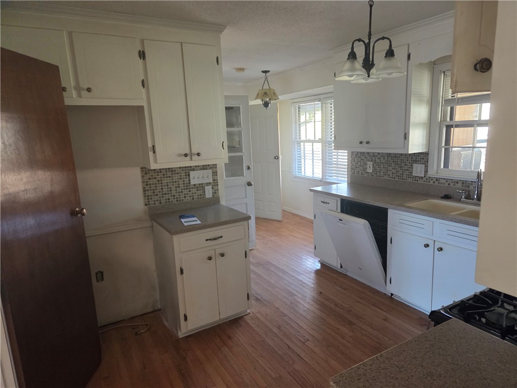 1207 Williamsburg Drive Anderson, SC 29621 - Photo 3 of 13 This spacious kitchen offers ample cabinet space and classic hardwood flooring.