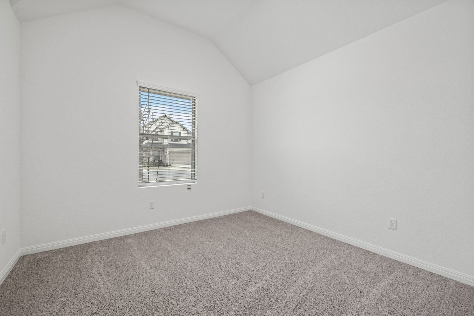 222 Spirit Street Elgin, TX 78621 - Photo 17 of 40 an empty room with a window