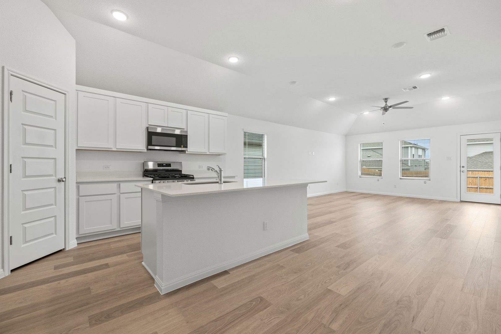 222 Spirit Street Elgin, TX 78621 - Photo 7 of 40