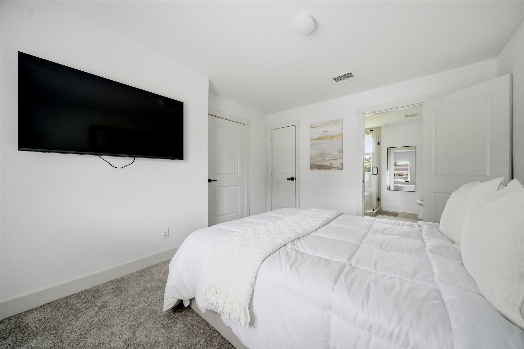 5114 Keystone Street Houston, TX 77021 - Photo 13 of 27 Bright bedroom with mounted TV and large window