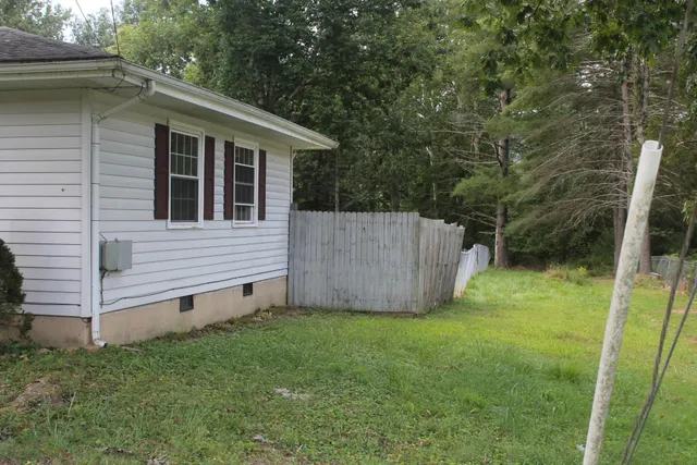 a view of a backyard