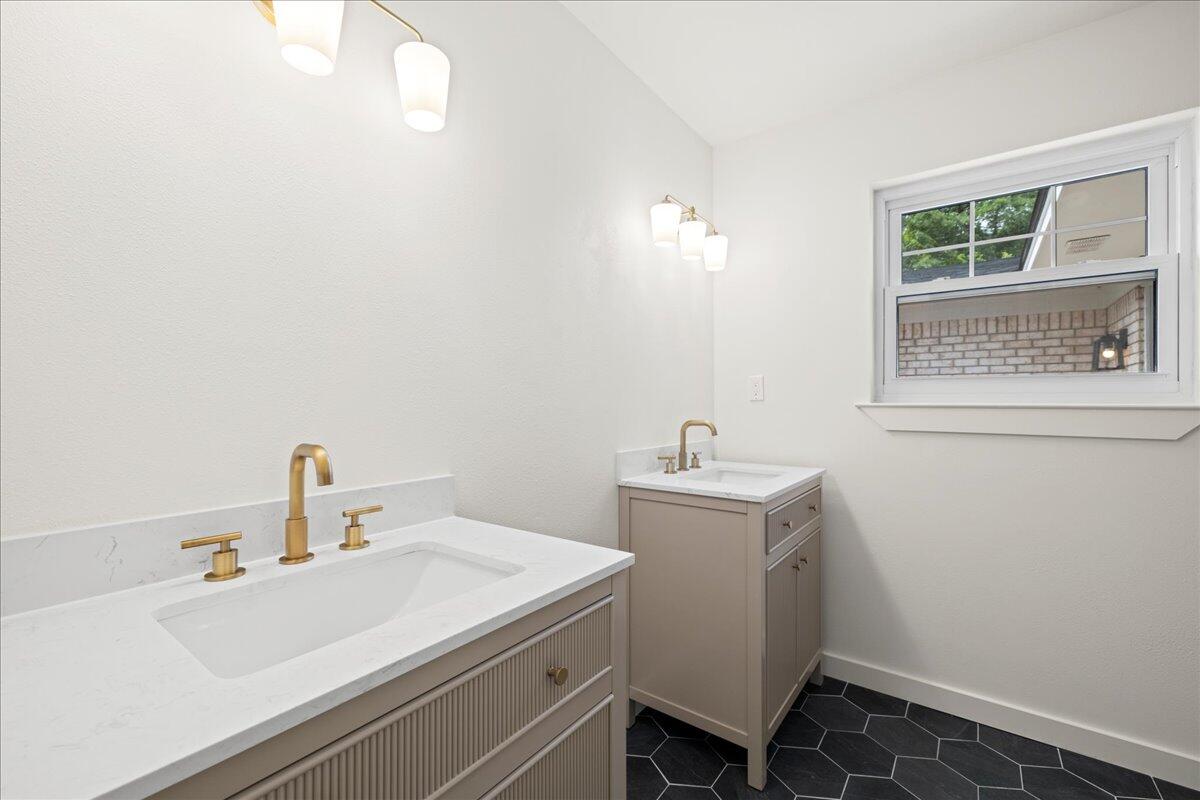 403 Cheyenne Circle Fort Walton Beach, FL 32547 - Photo 26 of 39 a bathroom with a sink and a toilet