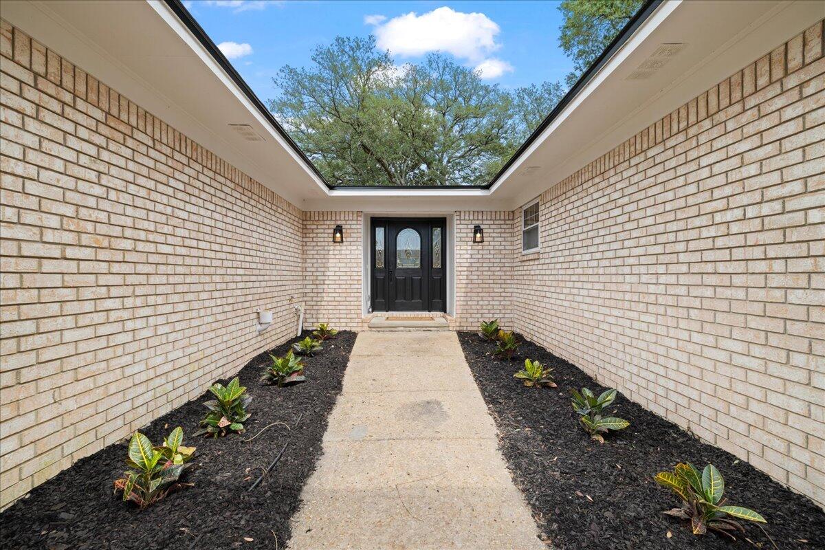 403 Cheyenne Circle Fort Walton Beach, FL 32547 - Photo 4 of 39 a view of a pathway with a house