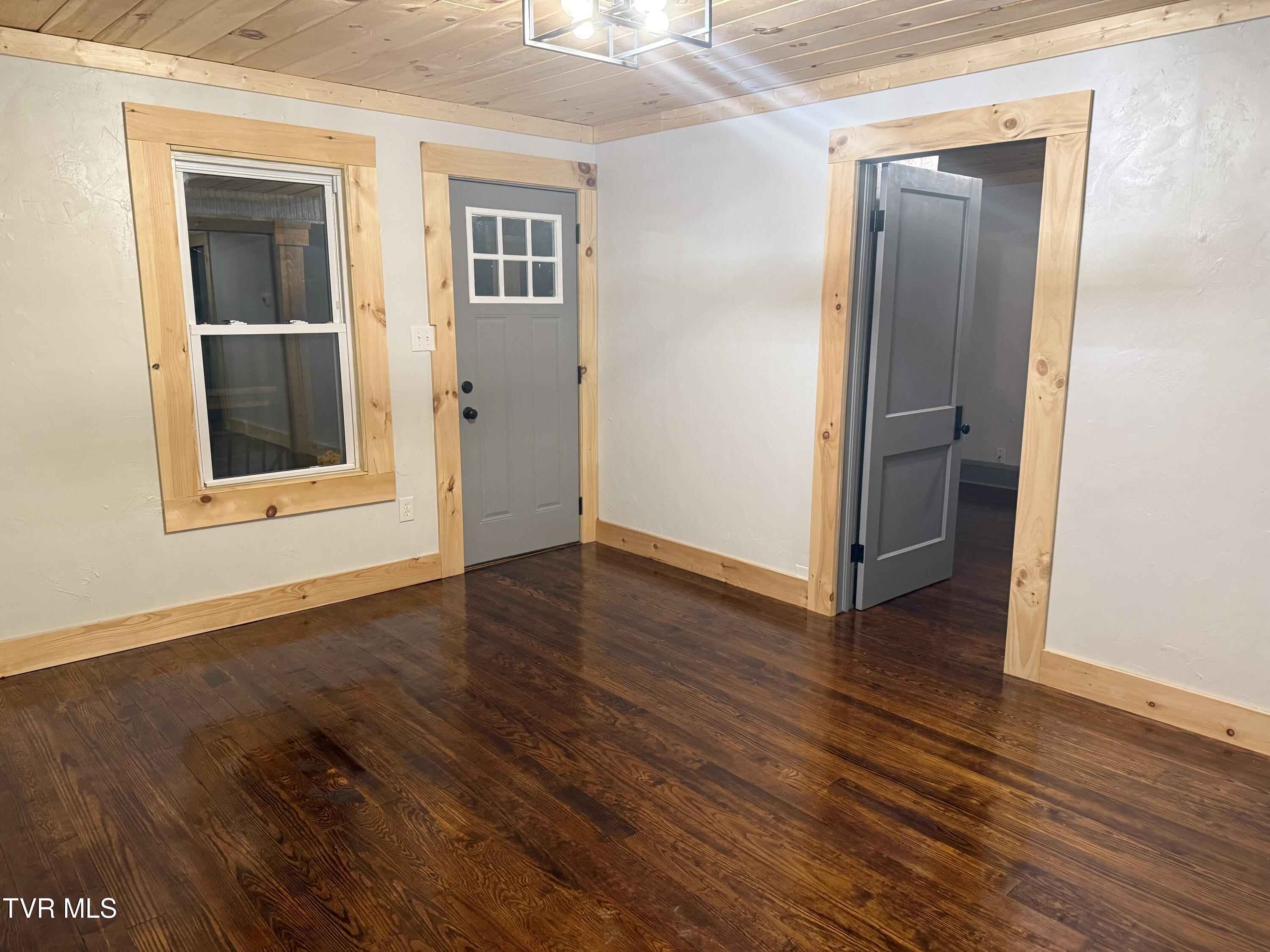 159 Kings Mill Pike Bristol, VA 24201 - Photo 7 of 23 Living room
