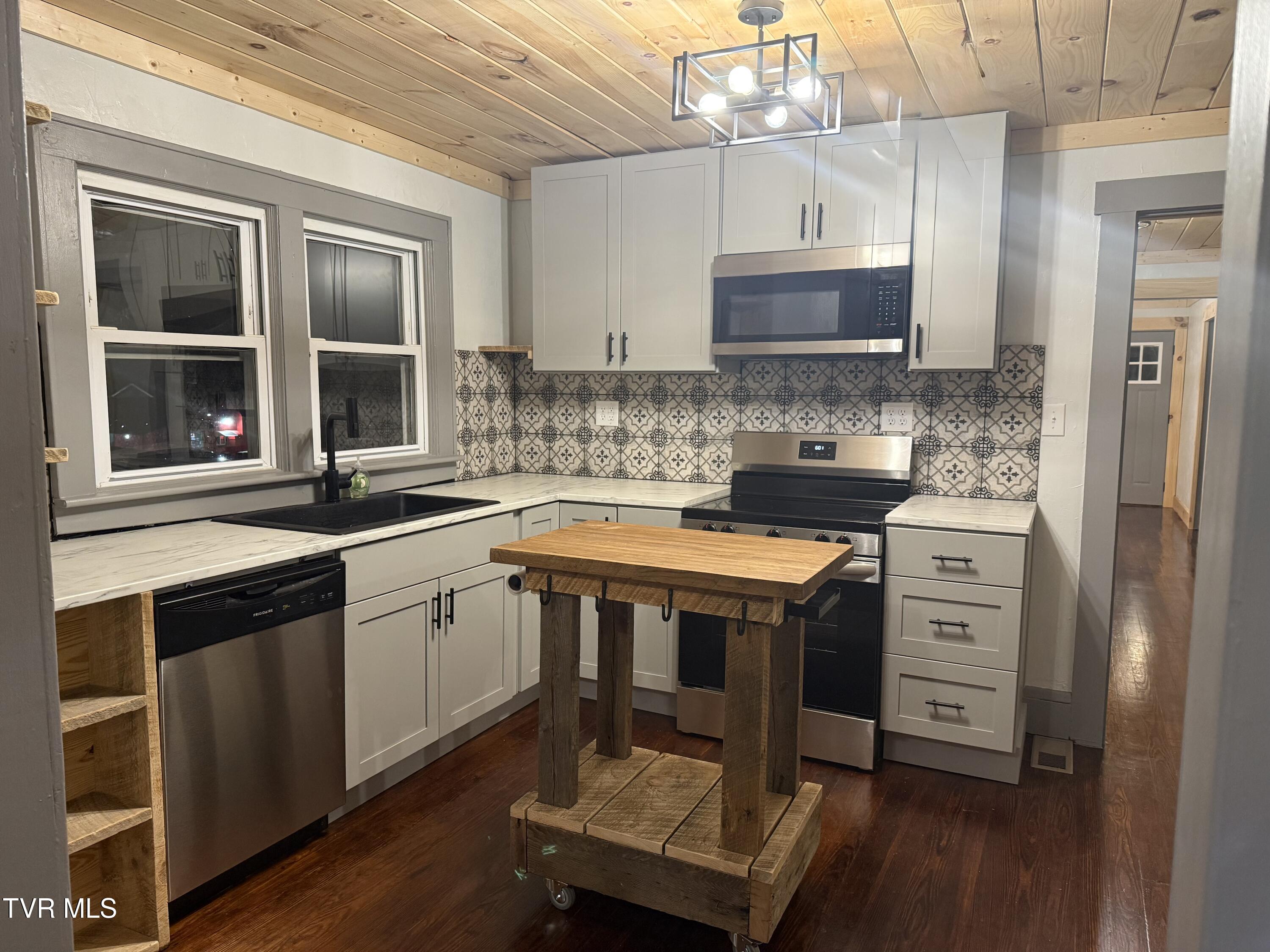 159 Kings Mill Pike Bristol, VA 24201 - Photo 10 of 23 island