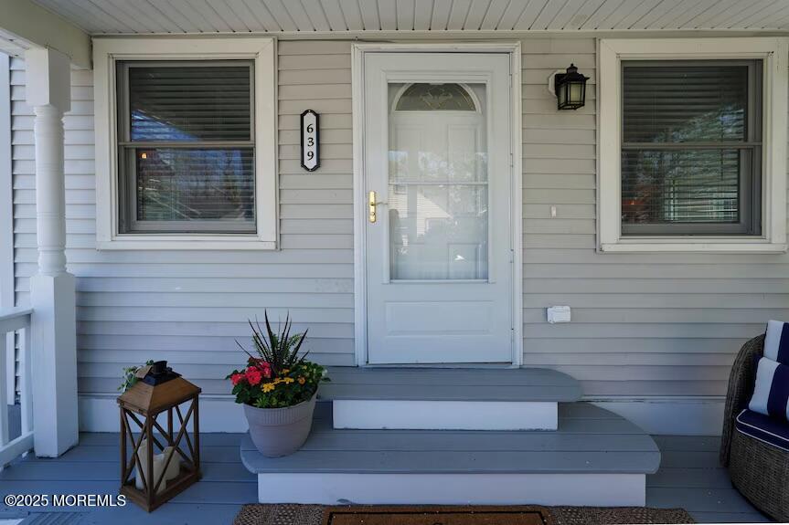 a potted plant sitting on the side of a building
