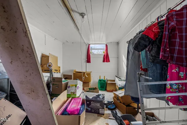 a view of entryway with outdoor seating