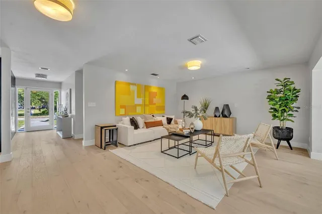 $1,097,000 | 1901 Lake Sue Drive, Orlando, FL 32803