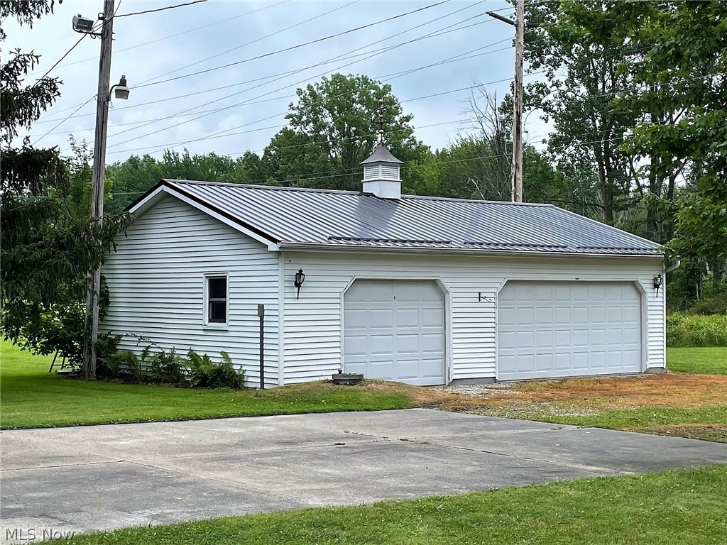 7185 Oberlin Road Amherst, OH 44001 - Photo 6 of 32 3-car garage