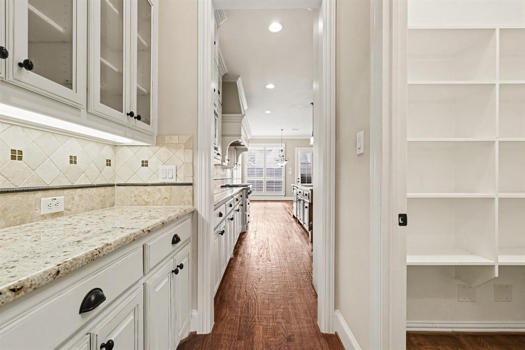 Bulter's pantry w/ walk in pantry