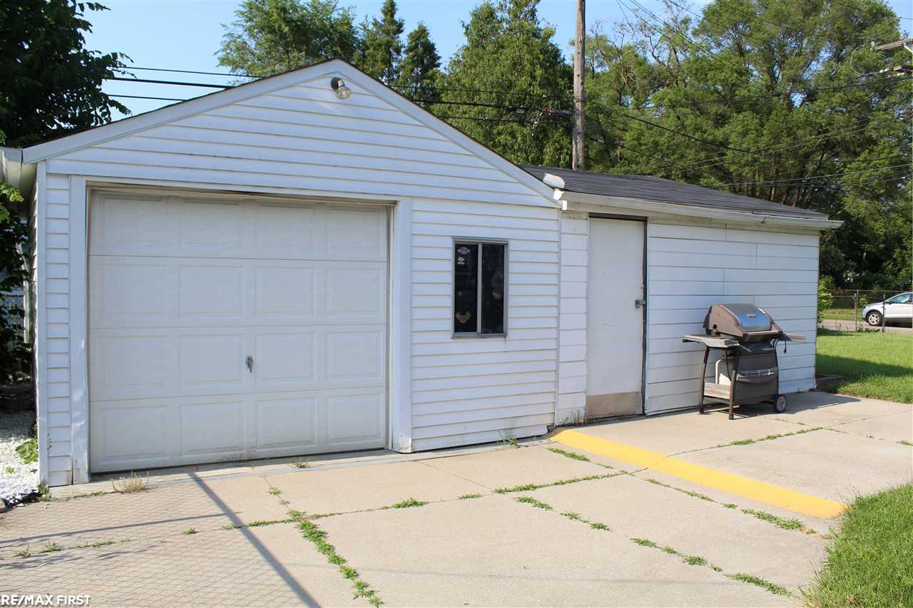 8313 Stephens Road Center Line, MI 48015 - Photo 32 of 38 31384272-31.JPG