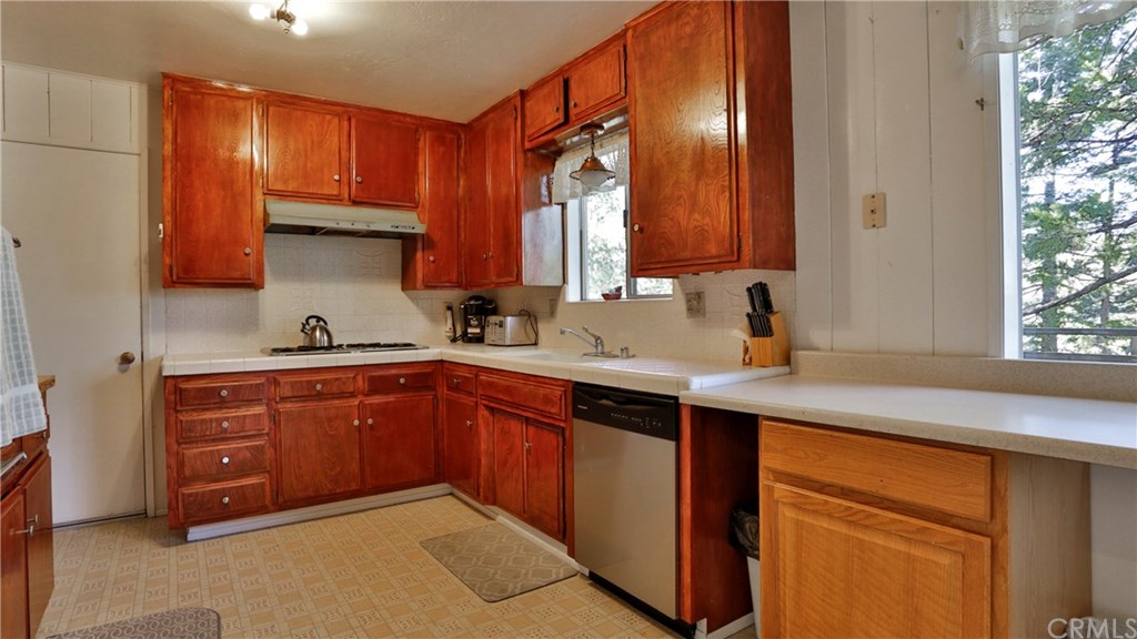 571 Grass Valley Road Lake Arrowhead, CA 92352 - Photo 12 of 41