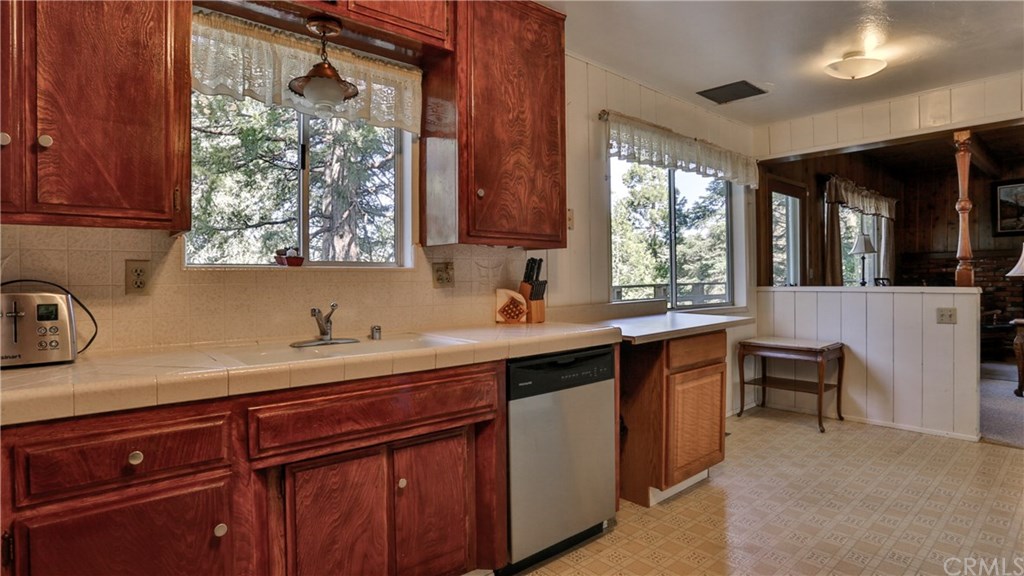 571 Grass Valley Road Lake Arrowhead, CA 92352 - Photo 15 of 41