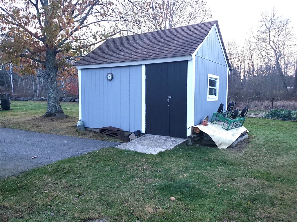 89 Moosup Valley Road Foster, RI 02825 - Photo 4 of 33