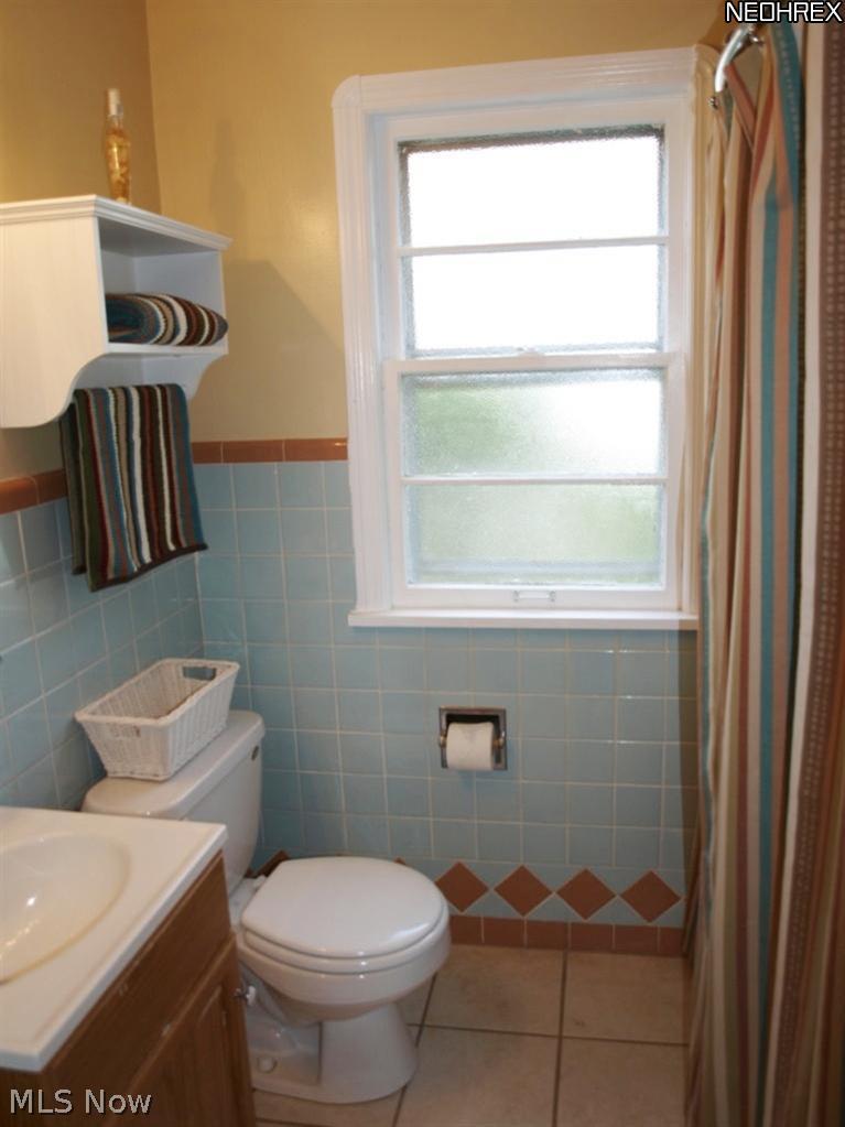 1577 Wood Road Cleveland, OH 44121 - Photo 15 of 25 1st floor full bathroom