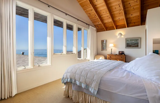 a view of entryway with a window