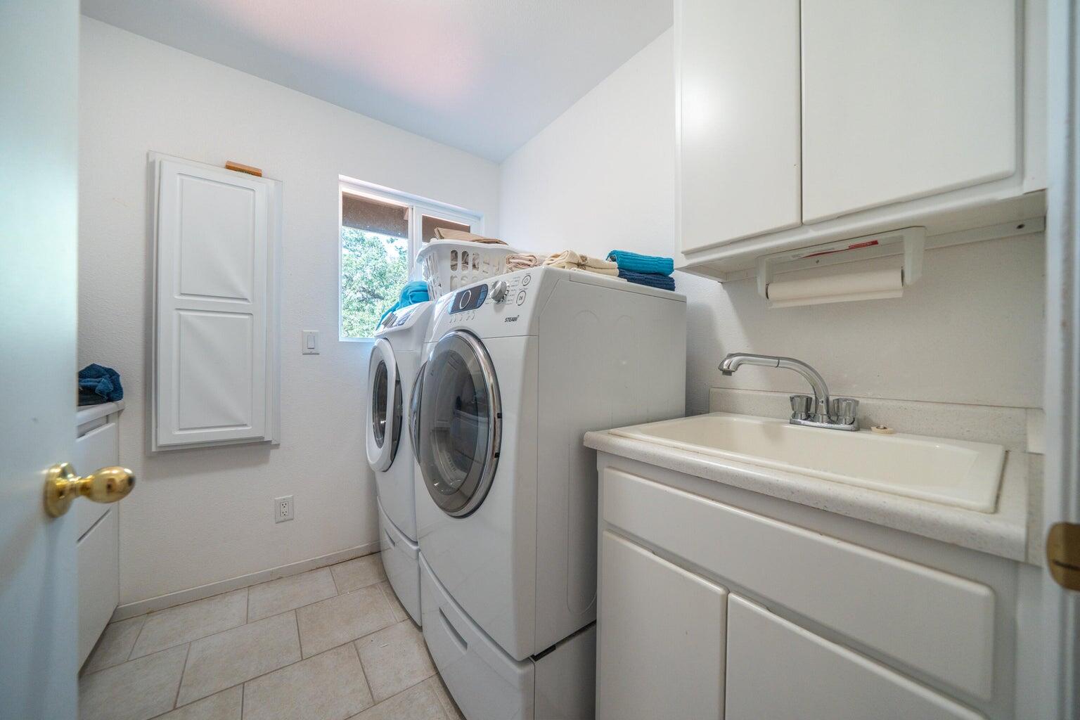 8846 Goldstone Lane Redding, CA 96001 - Photo 44 of 64 a utility room with dryer and washer