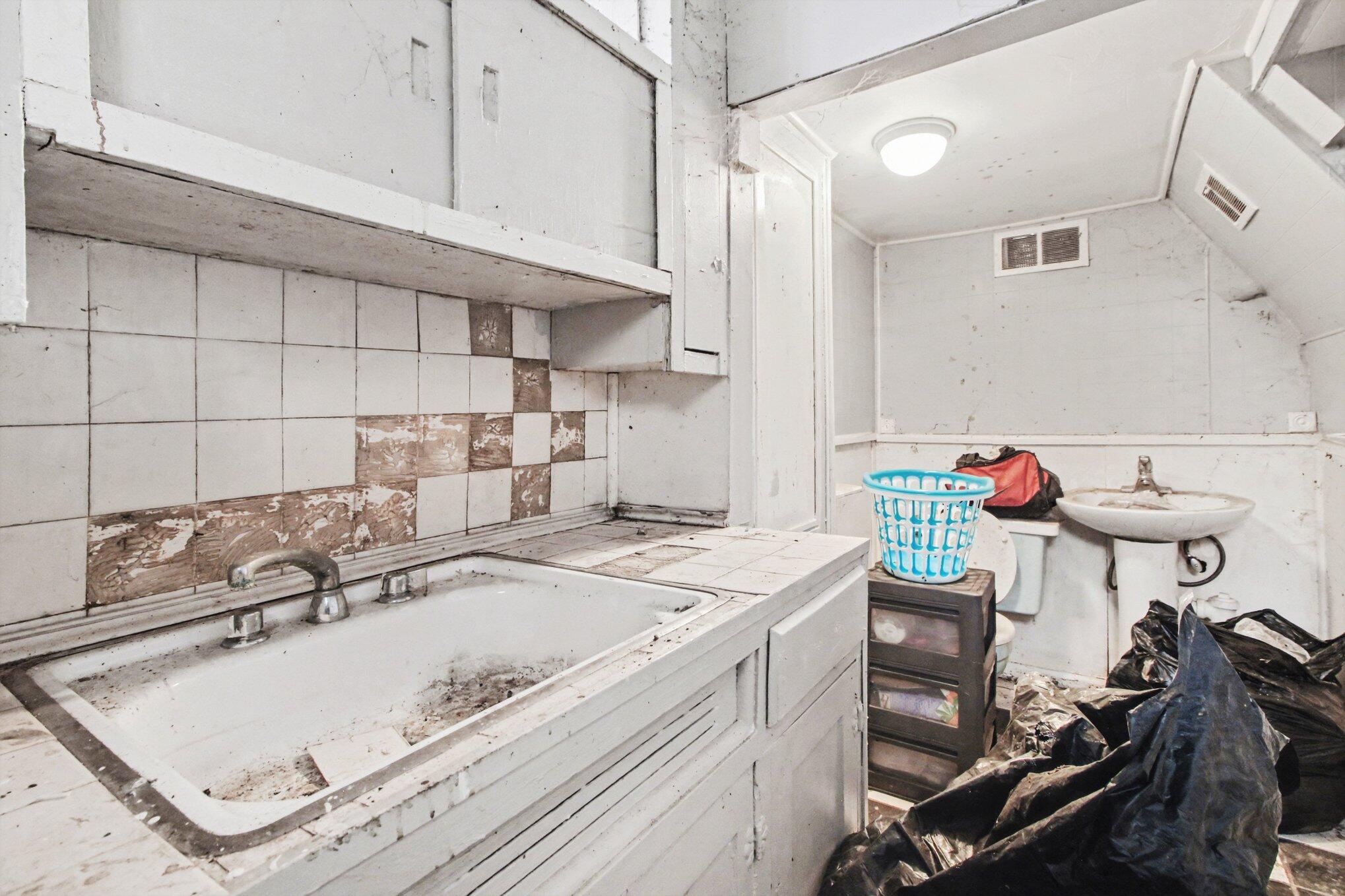 8304 Robson Street Detroit, MI 48228 - Photo 16 of 25 015_file_6810