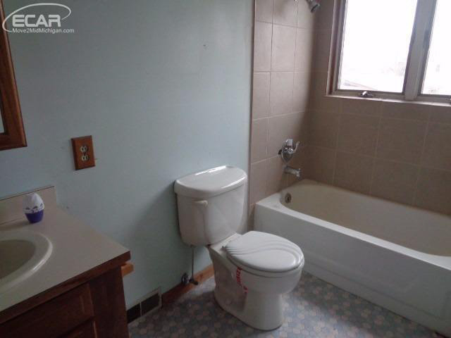5455 North Webster Road Flushing, MI 48433 - Photo 8 of 10 21247038-7.JPG
