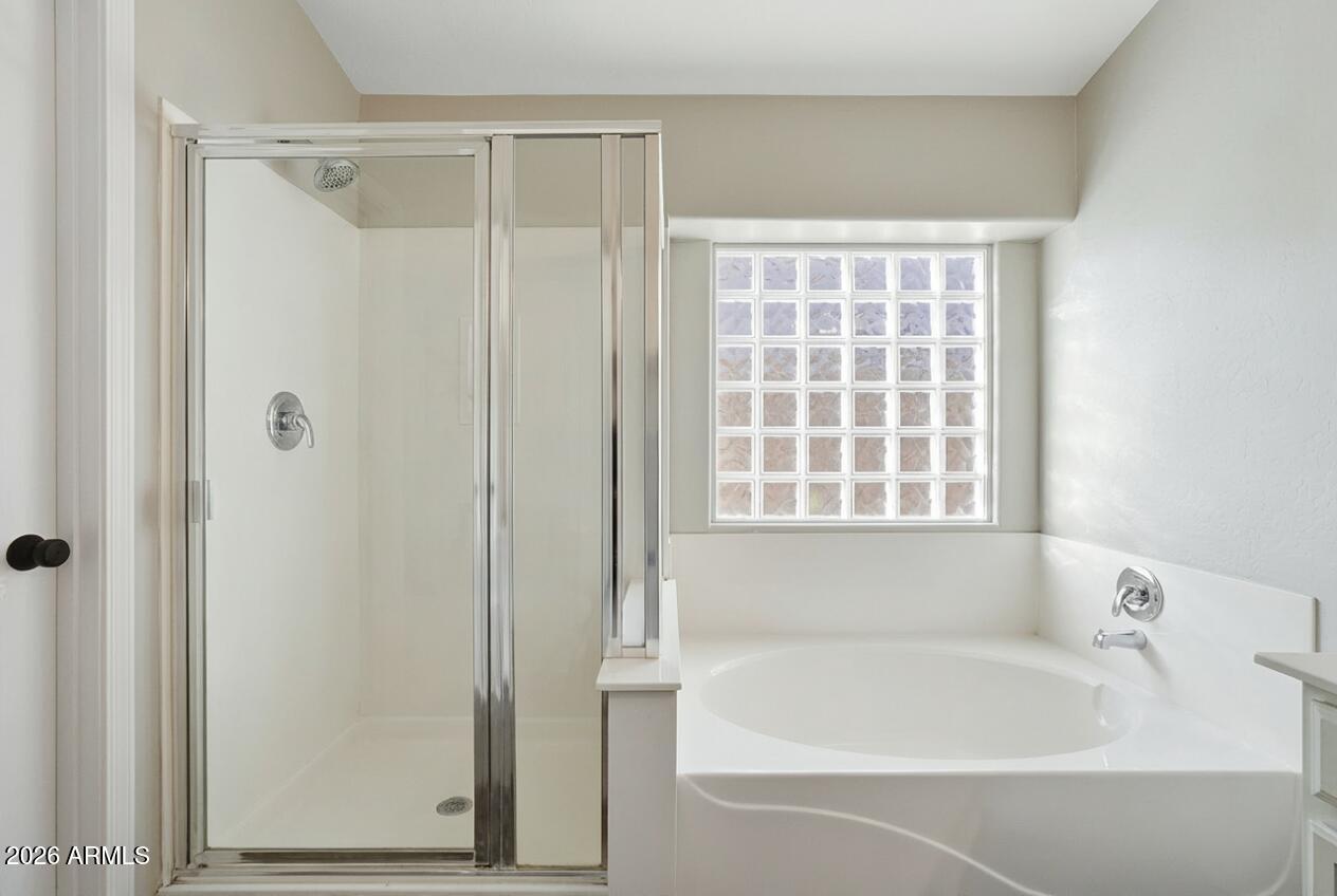 2829 East Park View Lane Phoenix, AZ 85024 - Photo 12 of 20 a bathroom with a bathtub and a shower