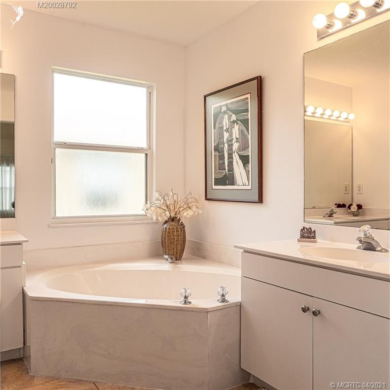 8906 Southwest Caprice Circle Stuart, FL 34997 - Photo 10 of 23 Gallery Image 10
