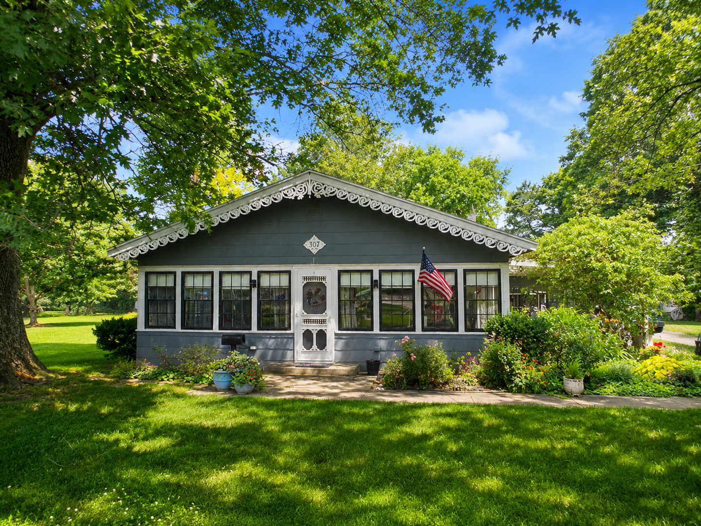307 West Webster Street Benton, IL 62812 - Photo 1 of 33