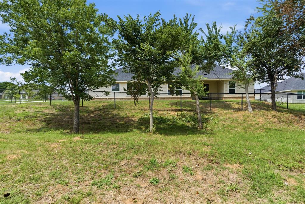 113 Cooper Court Springtown, TX 76082 - Photo 2 of 40