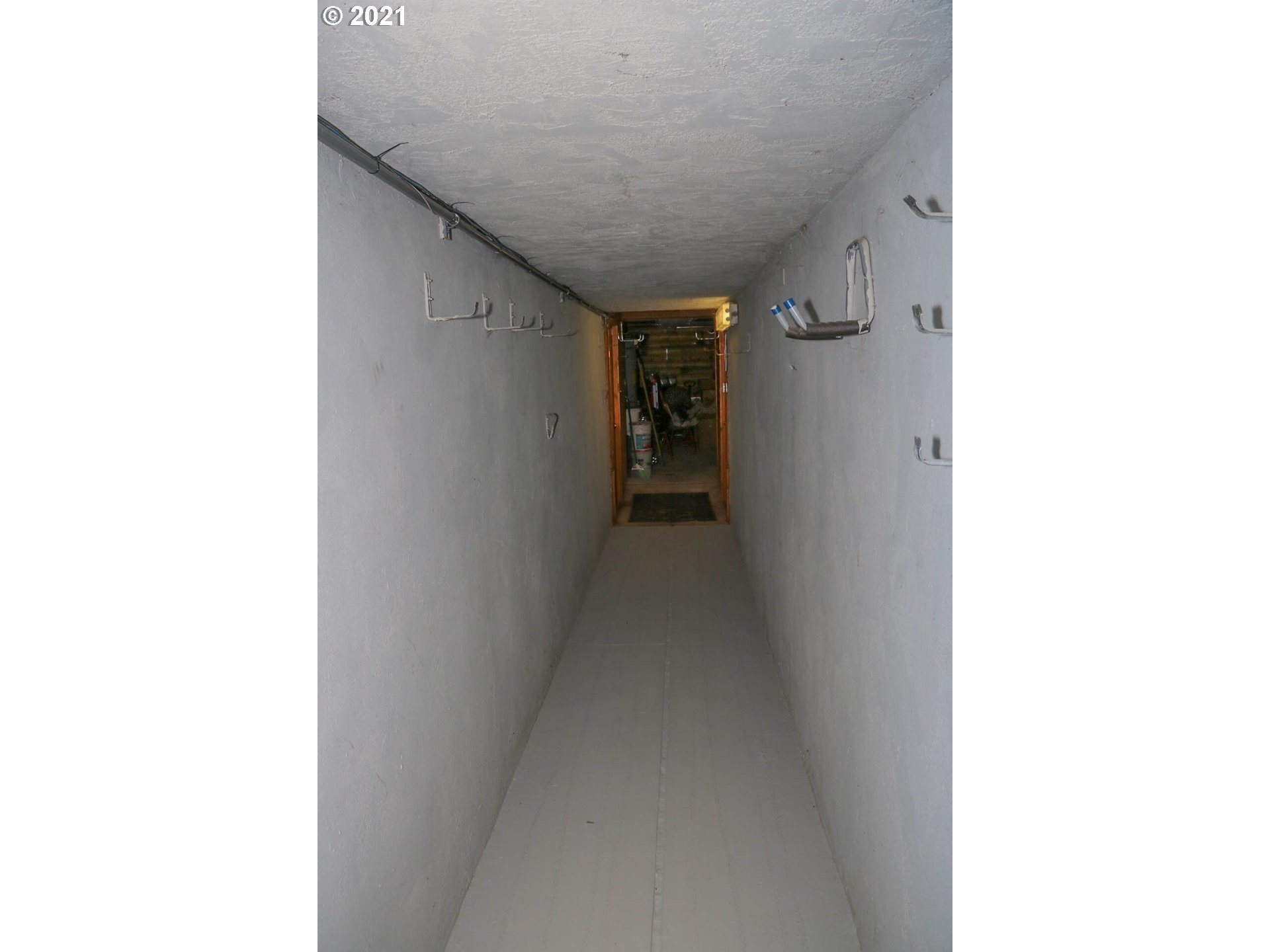 333 Coates Road Tenmile, OR 97481 - Photo 15 of 27 a view of a hallway