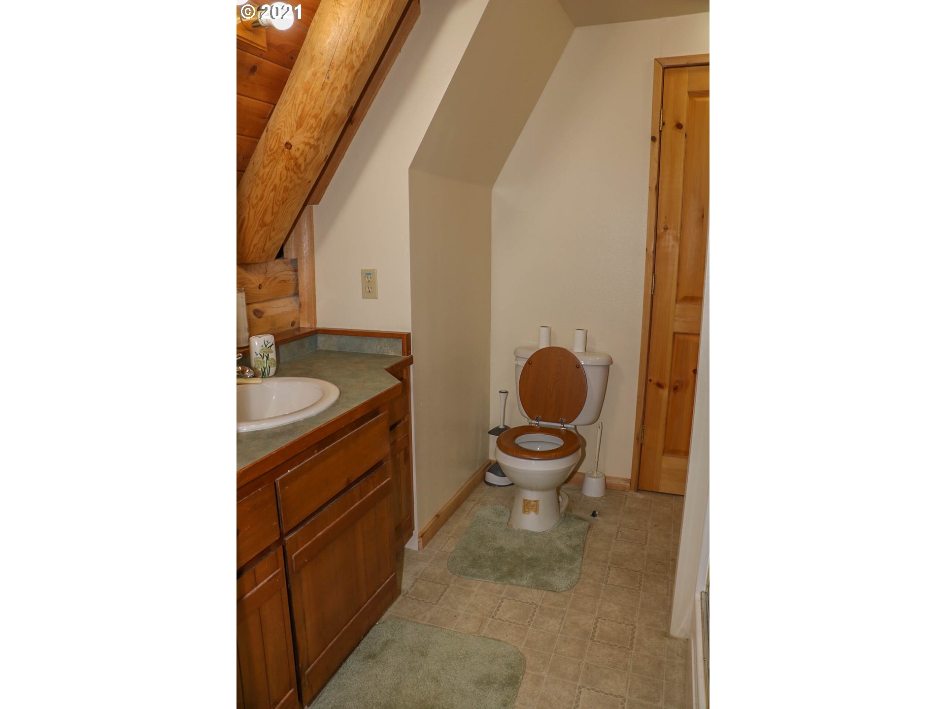 333 Coates Road Tenmile, OR 97481 - Photo 20 of 27 a bathroom with a toilet a sink and mirror