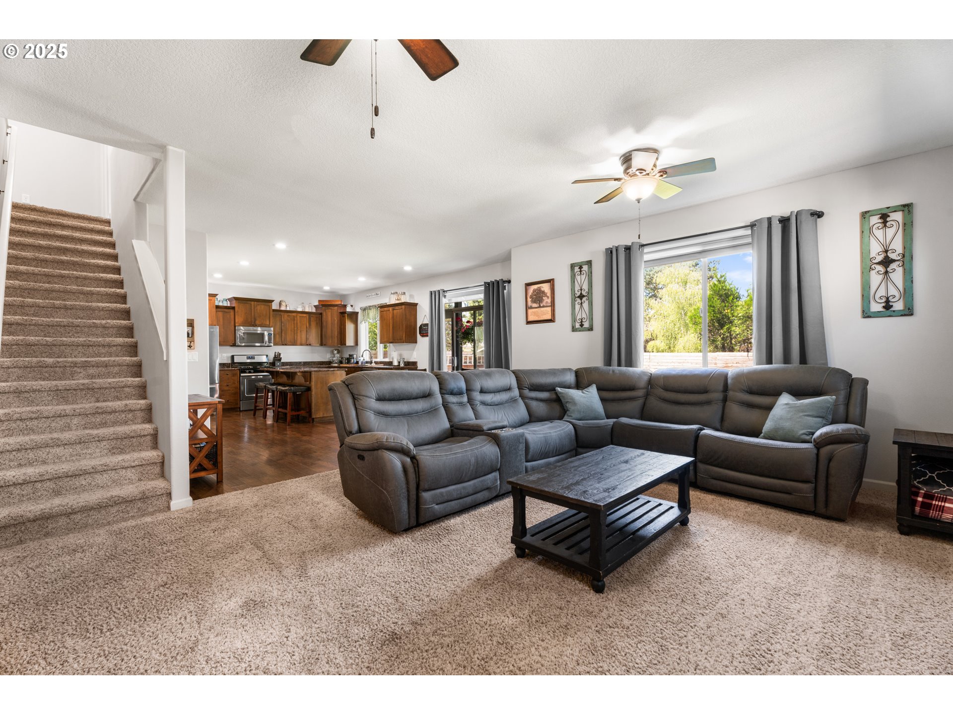 218 Finneys Avenue Molalla, OR 97038 - Photo 11 of 43 Living Room