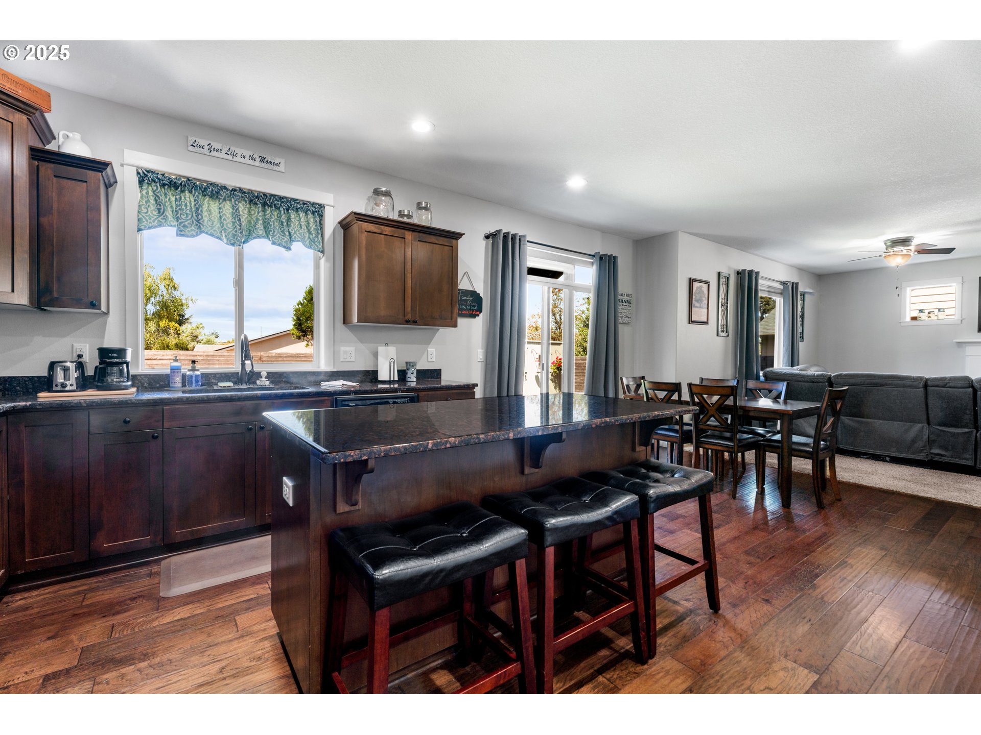 218 Finneys Avenue Molalla, OR 97038 - Photo 5 of 43 Kitchen/Dining Room