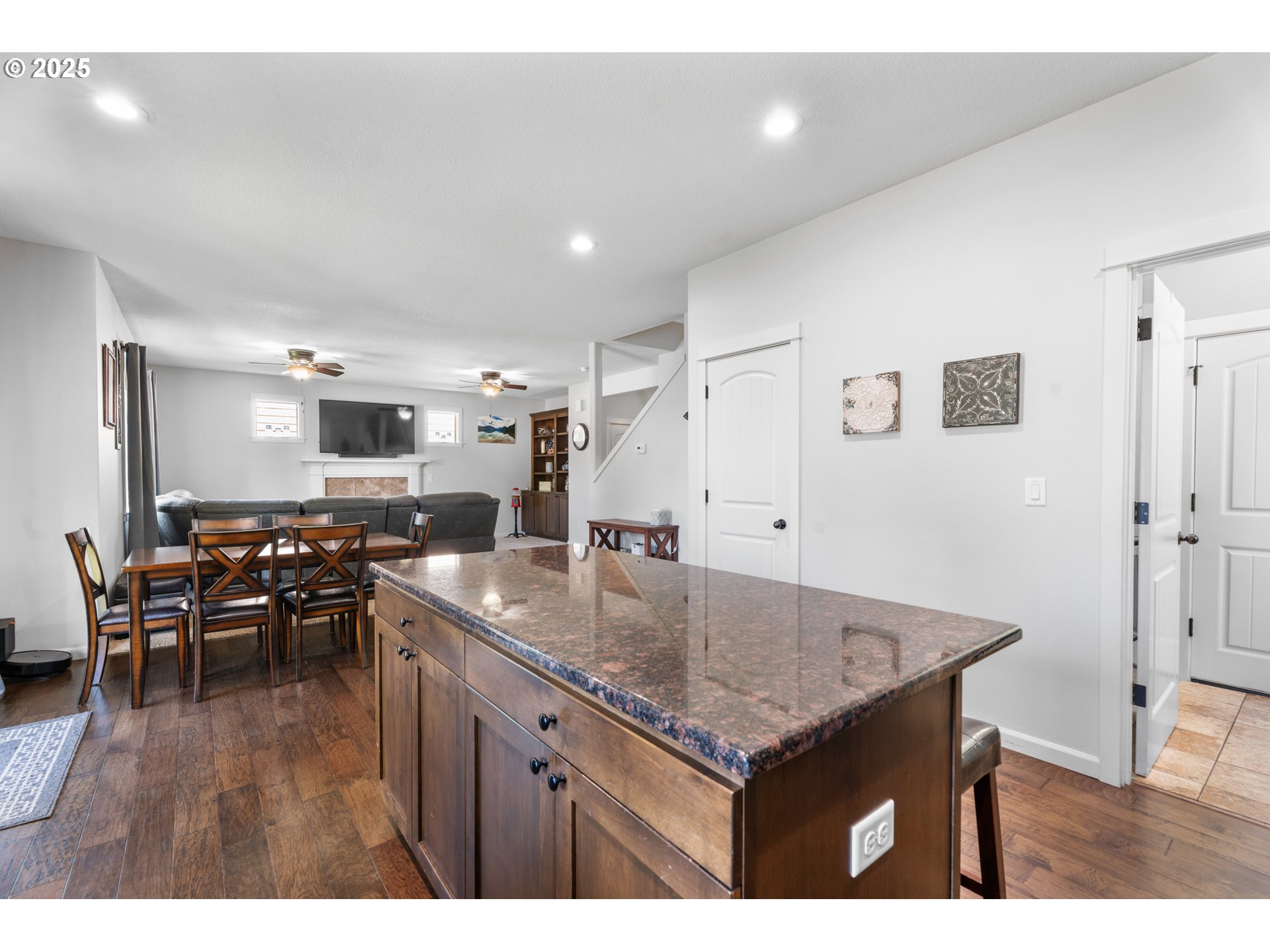 218 Finneys Avenue Molalla, OR 97038 - Photo 7 of 43 Kitchen/Dining Room