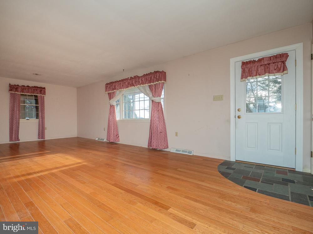 541 Brownsville Road Reading, PA 19608 - Photo 4 of 38 Gallery Image 4