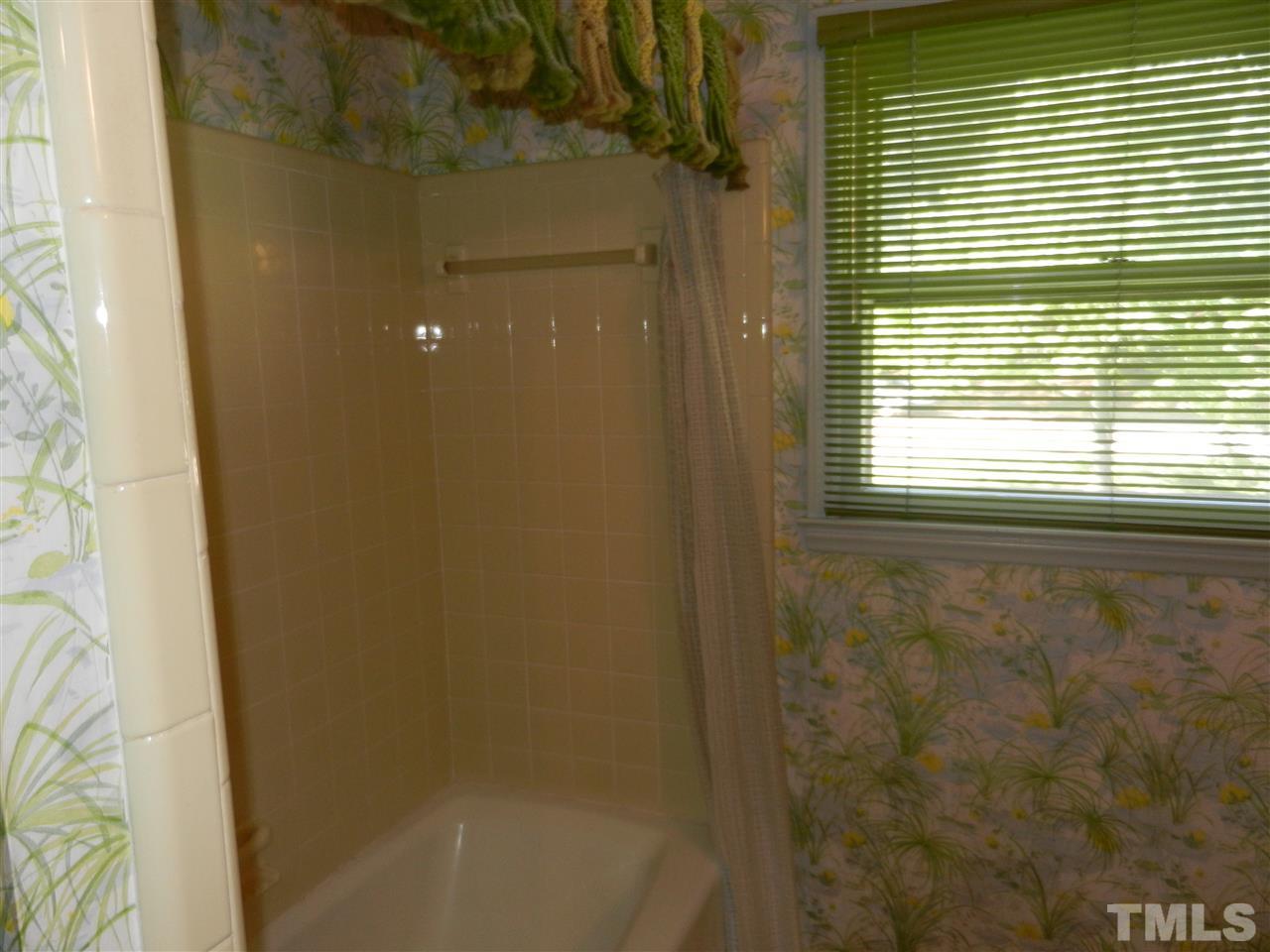 2808 Orkney Place Raleigh, NC 27604 - Photo 15 of 25 a bathroom with a bathtub