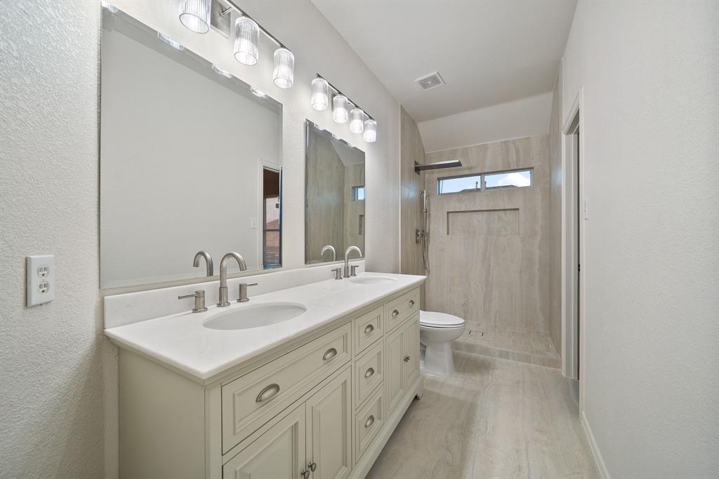 1005 Raspberry Lane DeSoto, TX 75115 - Photo 16 of 33 Ensuite bathroom in Second master bedroom