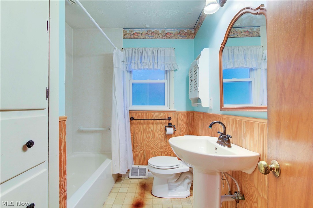 5839 Myers Road New Franklin, OH 44319 - Photo 19 of 34 Full bath, next to first 2 bedrooms