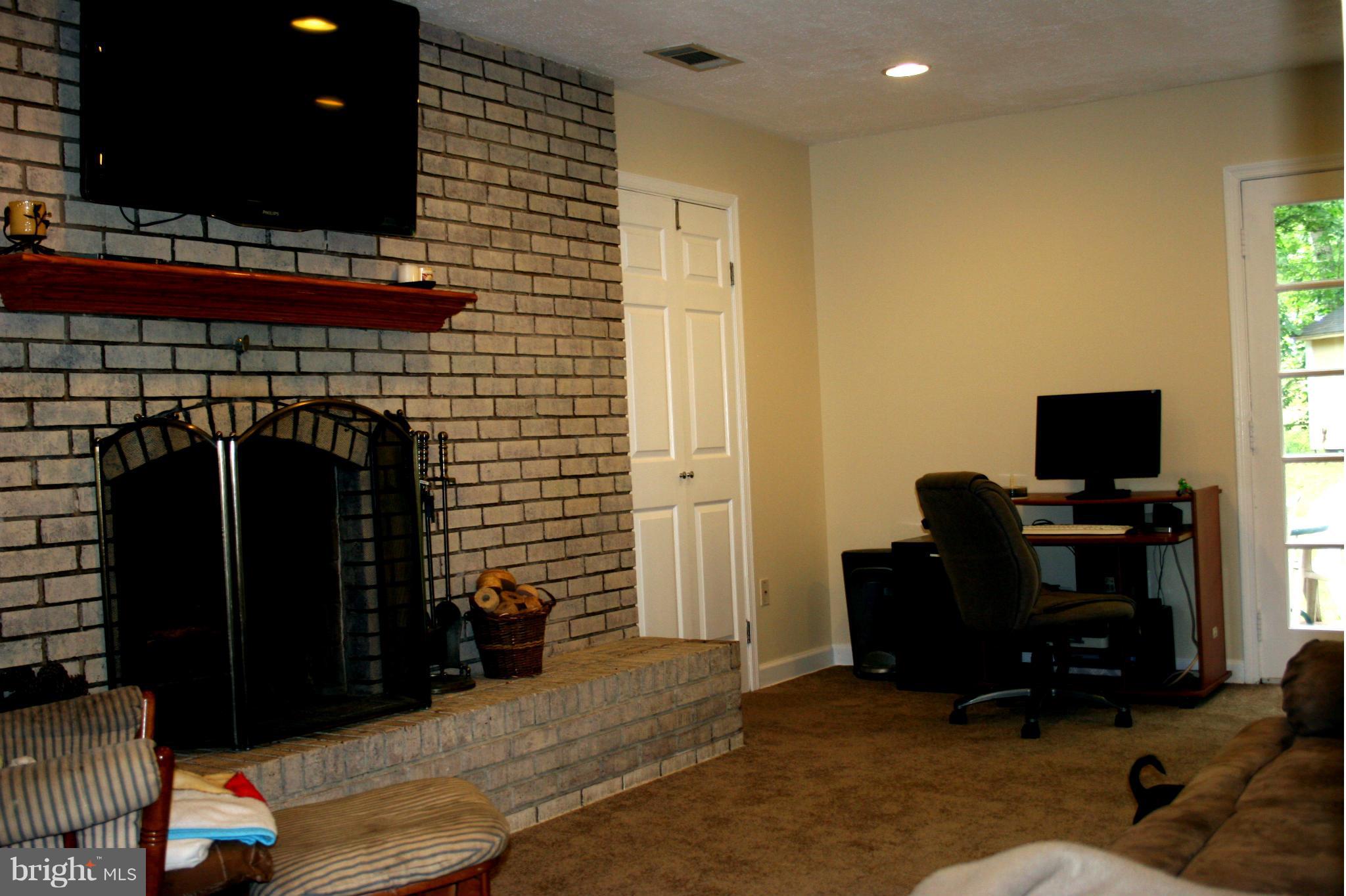 7412 Castle Road Manassas, VA 20109 - Photo 2 of 15 Living Room